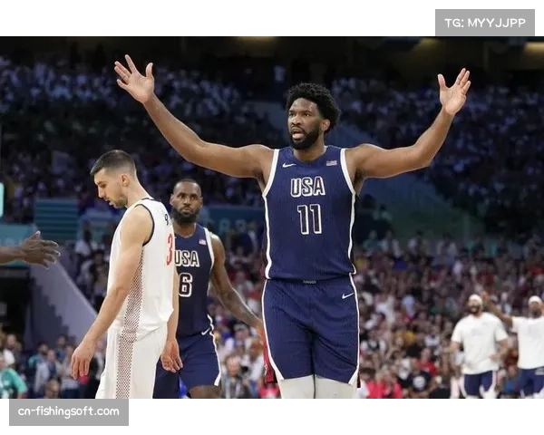 恩比德在第三节连续封盖后，向主场观众示意提高音量”